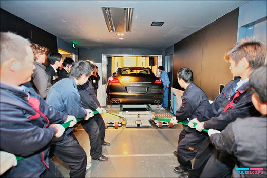 Поднятие Panamera на 94 этаж Shanghai World Financial Center