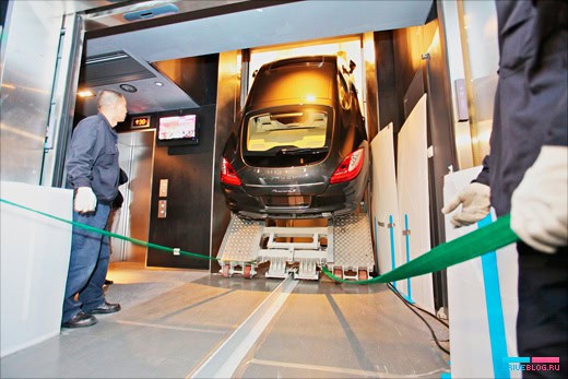 Поднятие Panamera на 94 этаж Shanghai World Financial Center