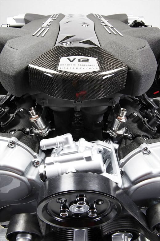 700-сильный мотор V12 от Lamborghini