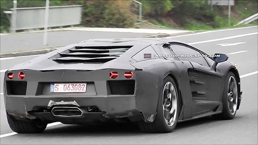 700-сильный мотор V12 от Lamborghini