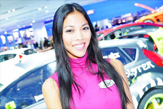 NAIAS 2011: милые улыбки красивых леди