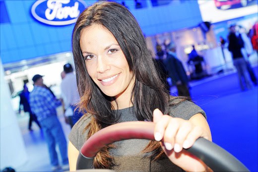NAIAS 2011: милые улыбки красивых леди