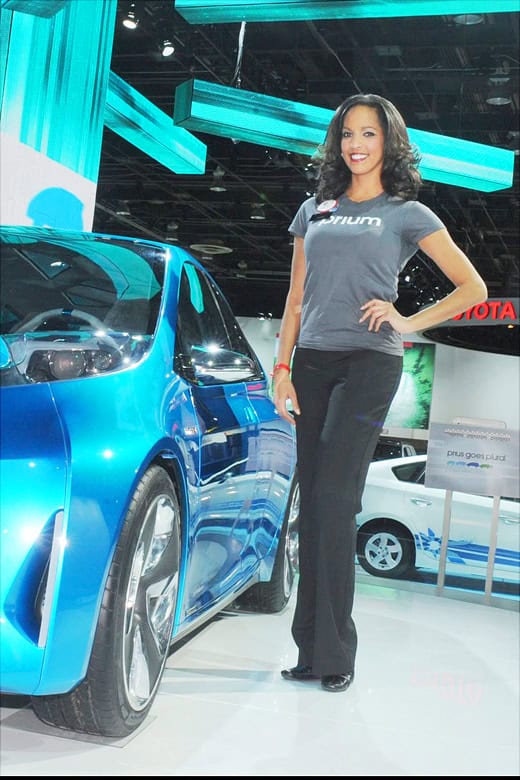 NAIAS 2011: милые улыбки красивых леди